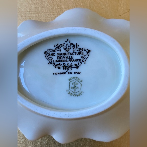 Fabrique Royals Limoges, France. Leaf Trinket Dish from L'HOTEL LANCASTER" PARIS - Picture 2 of 11